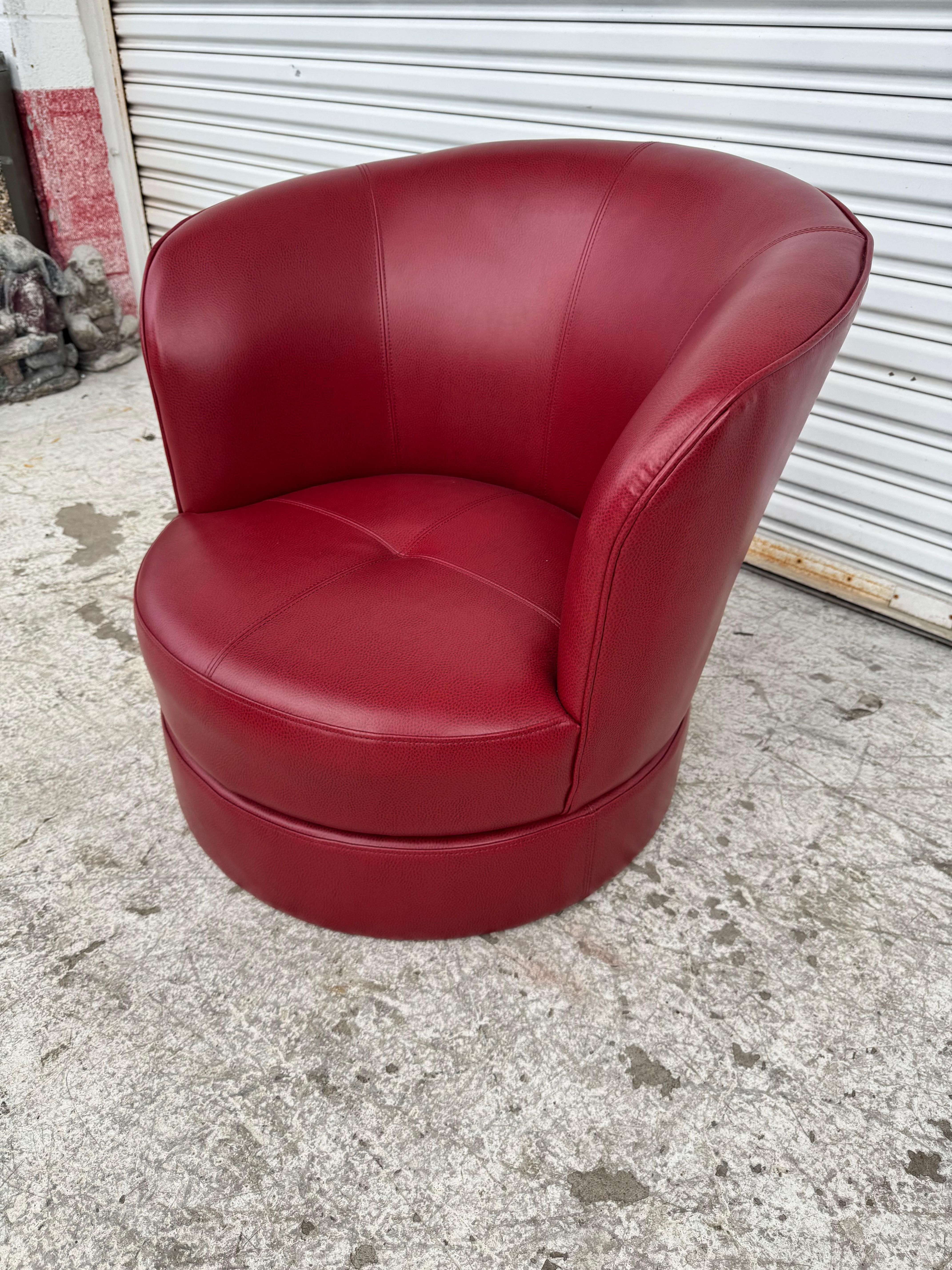 Moderne Chaise longue pivotante en cuir rouge Barrelback en vente