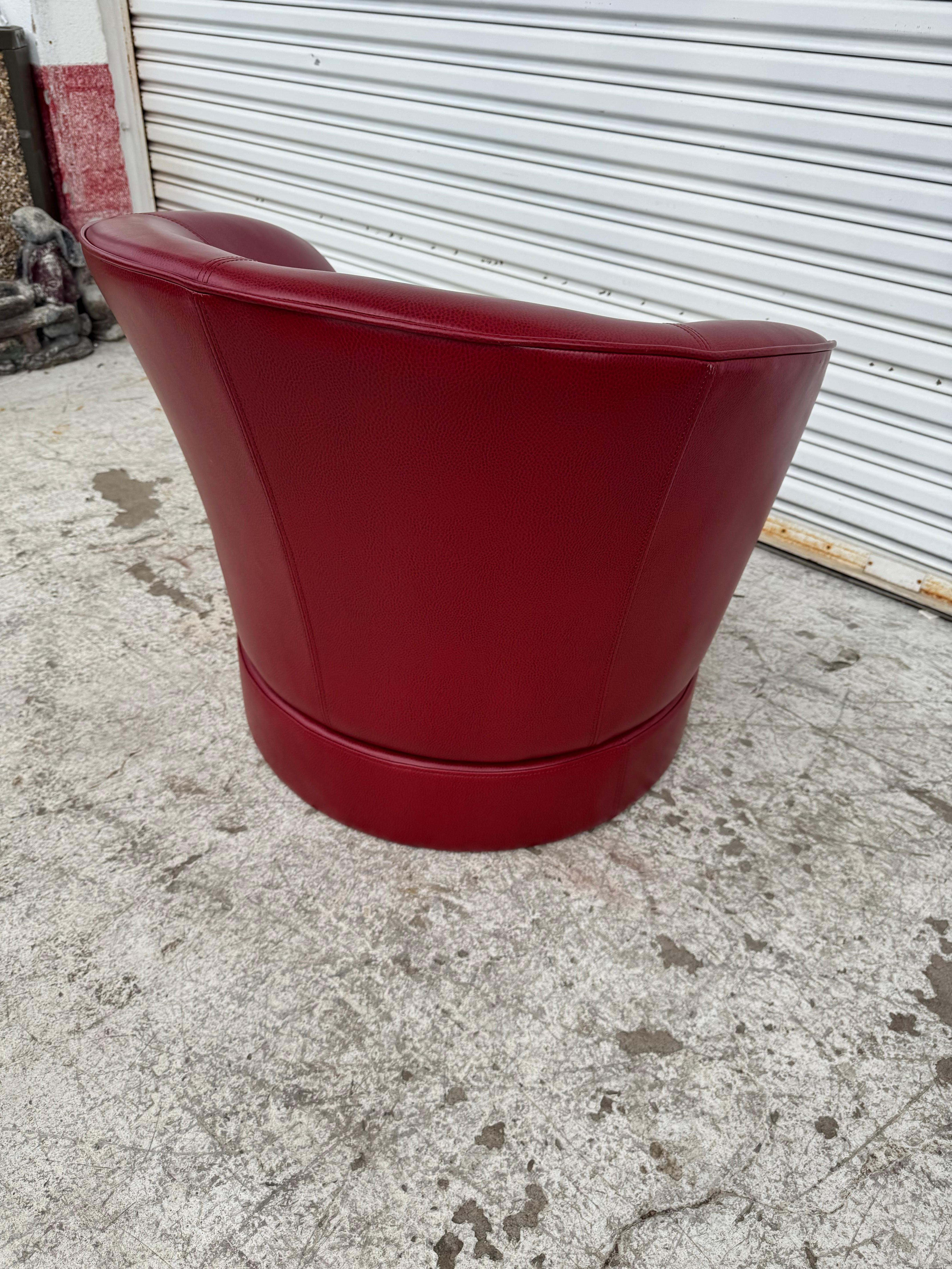 Chaise longue pivotante en cuir rouge Barrelback Bon état - En vente à Pasadena, TX