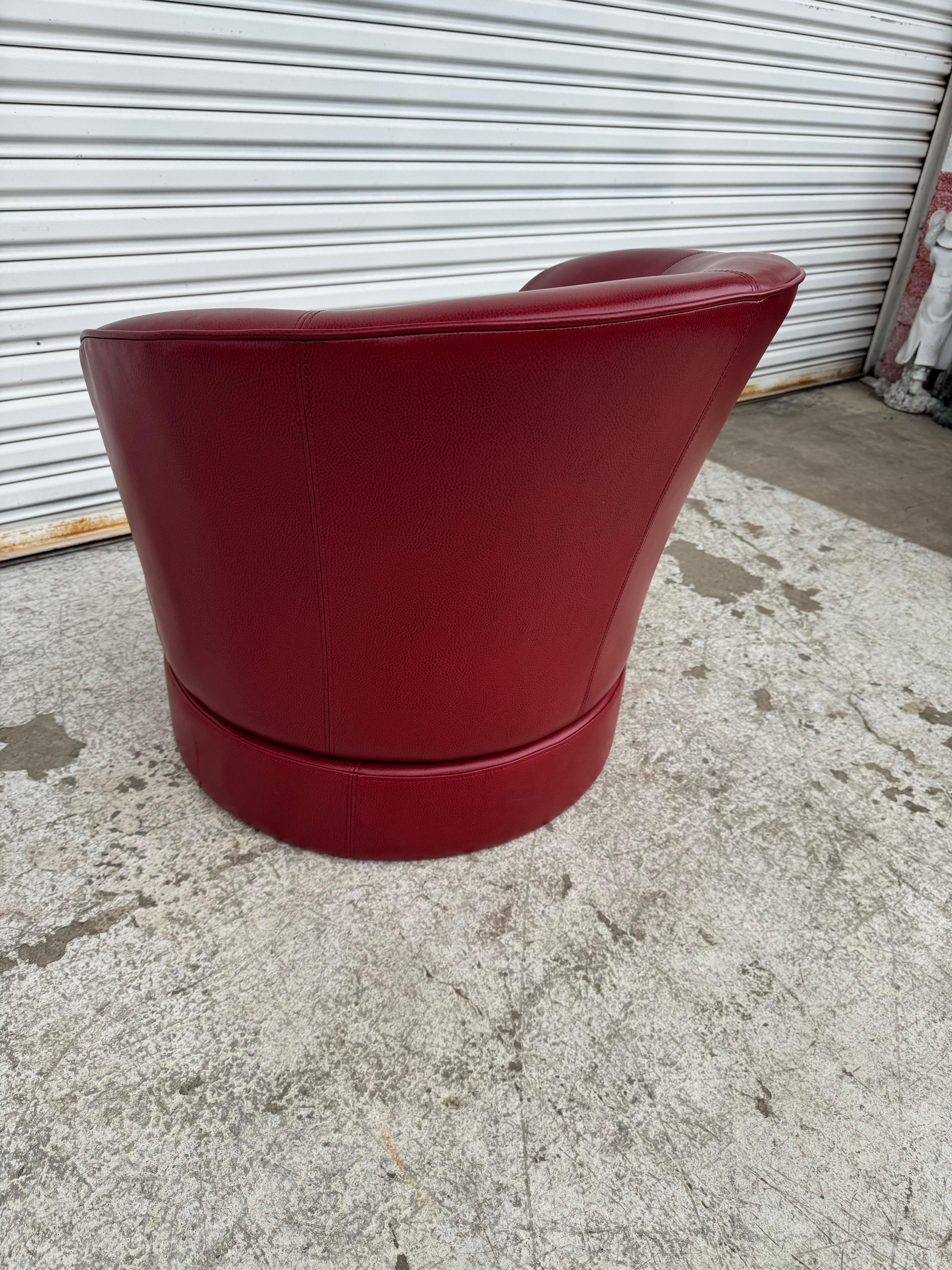 20ième siècle Chaise longue pivotante en cuir rouge Barrelback en vente