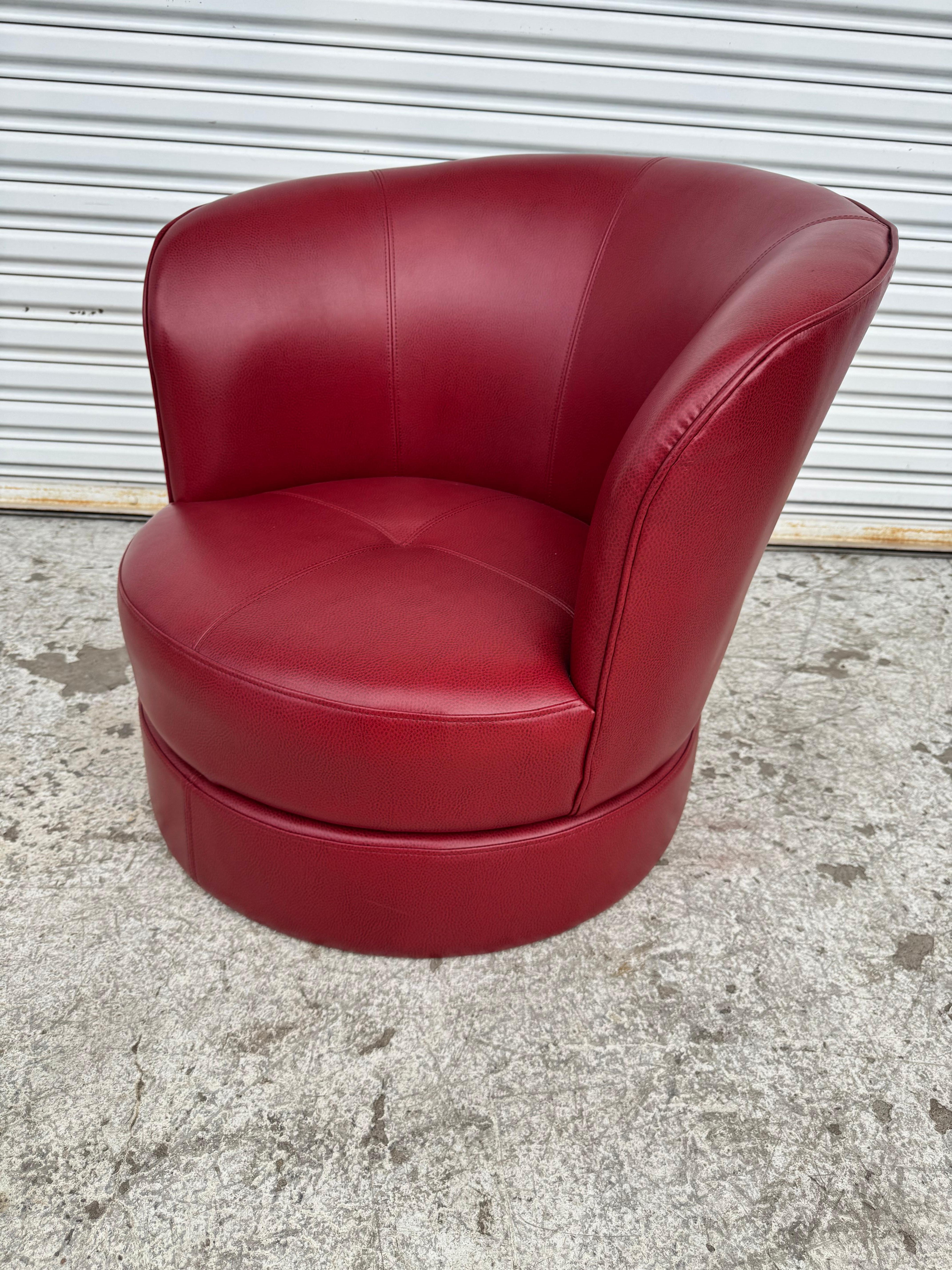 Cuir Chaise longue pivotante en cuir rouge Barrelback en vente