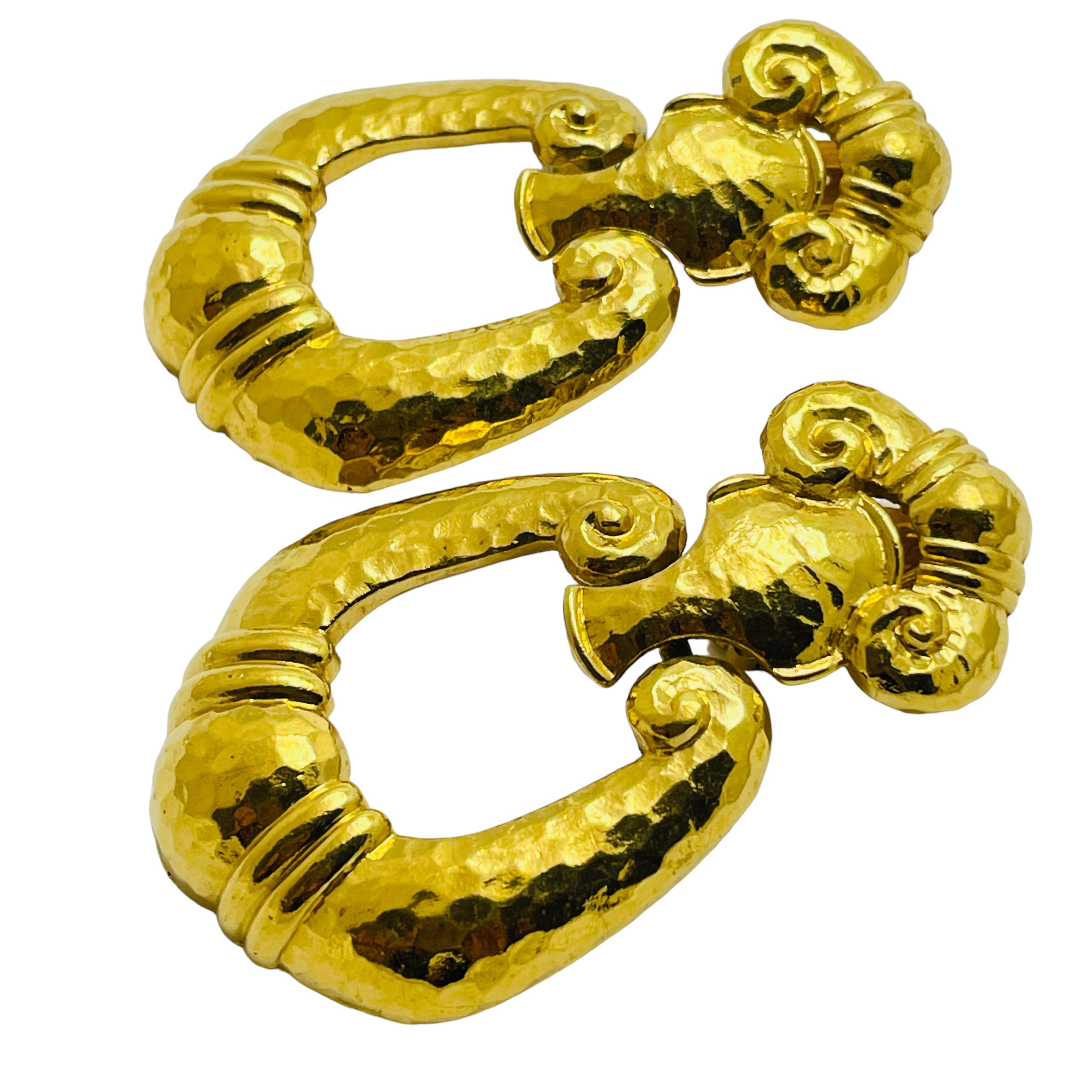 DETTAGLI

- firmato BARRERA per AVON

- tono oro  

- orecchini vintage di design  

MISURE  

- 

CONDIZIONE

-  eccellenti condizioni vintage con minimi segni di usura 

 Sku 40

❤️❤️  GIOIELLI VINTAGE DI DESIGN ❤️❤️

❤️❤️  LA BOUTIQUE DI