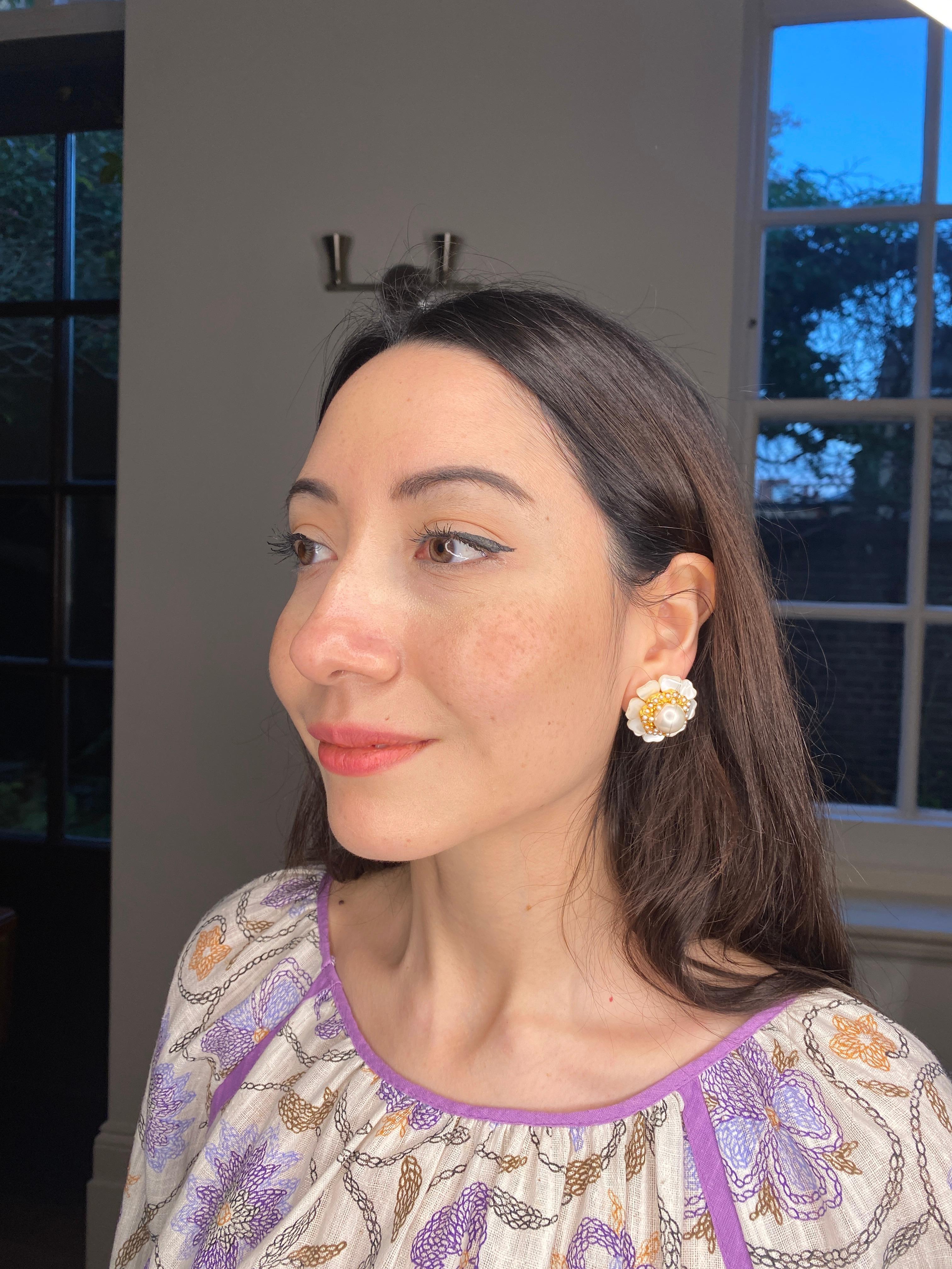 Barrera 1990s Pearlescent Floral Clip on Earrings In Excellent Condition For Sale In London, GB