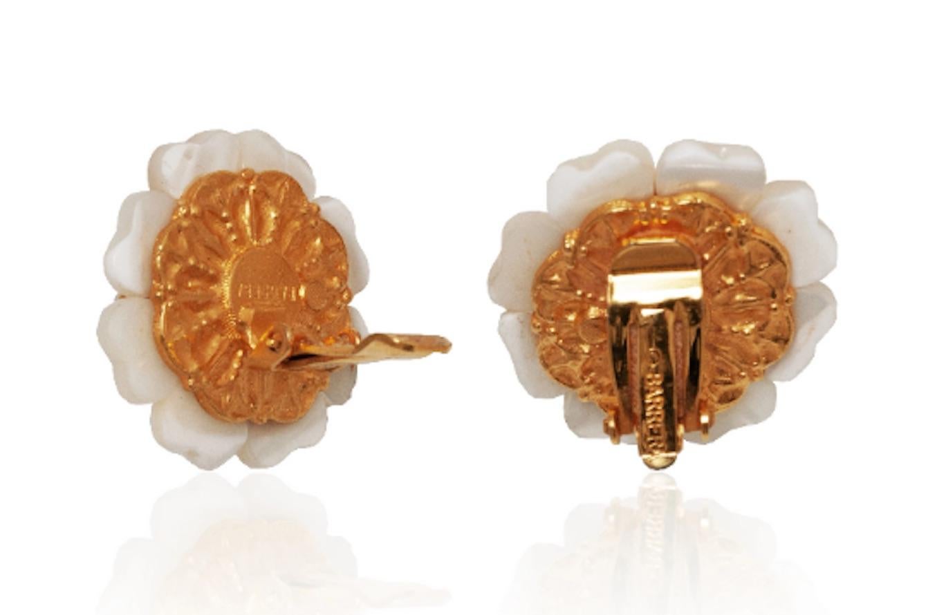Pendientes florales nacarados de los años 90, obra de los diseñadores estadounidenses de alta costura José y Marie Barrera. Presentan un gran centro de imitación nacarada rodeado de un anillo dorado de perlas de siembra y rematado con pétalos de