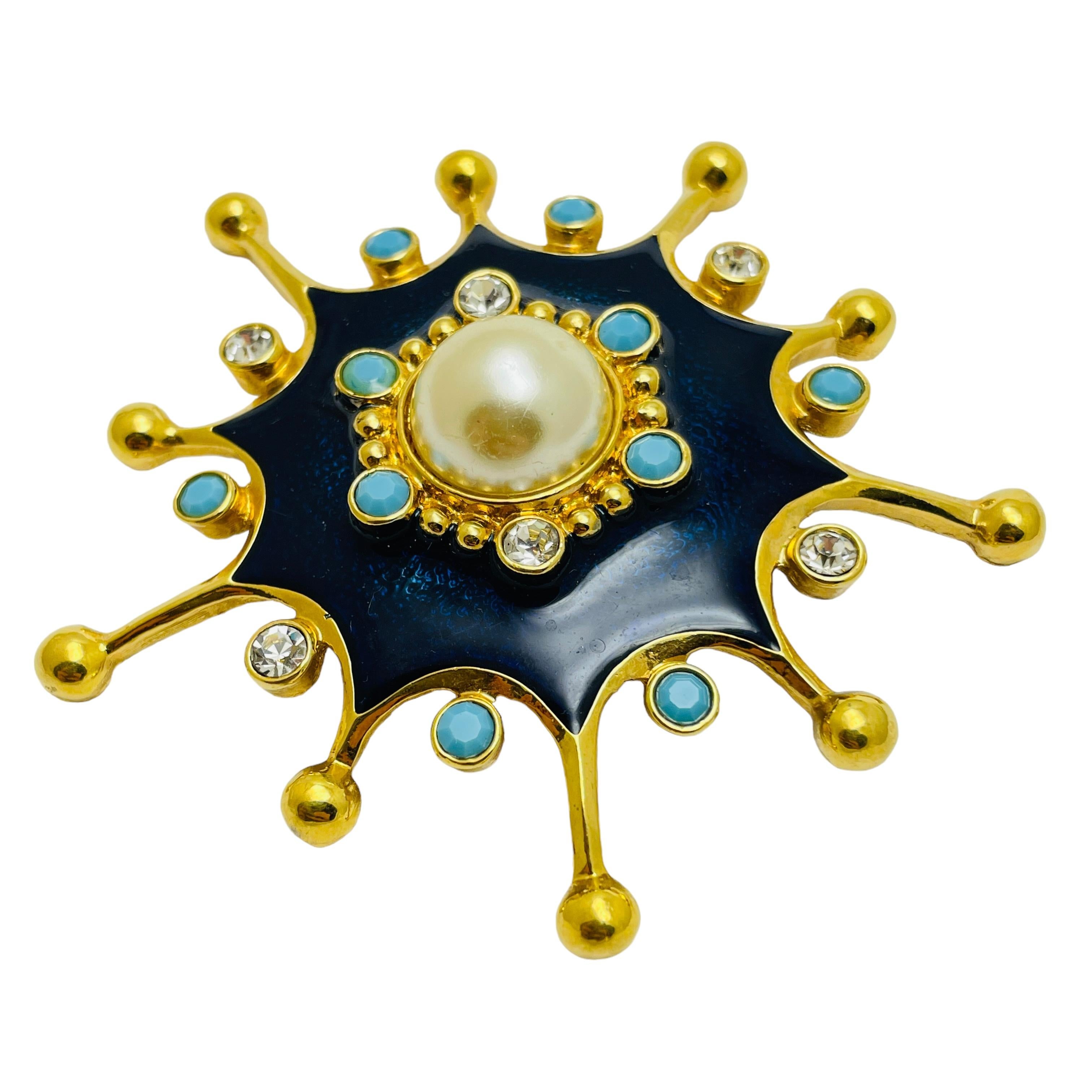 DETAILS

• signed BARRERA for AVON

• gold tone with rhinestones enamel and faux stones

• vintage designer brooch pendant

MEASUREMENTS  

• 

CONDITION

•  very good vintage condition with minimal signs of wear 

 Sku 44

❤️❤️  VINTAGE DESIGNER