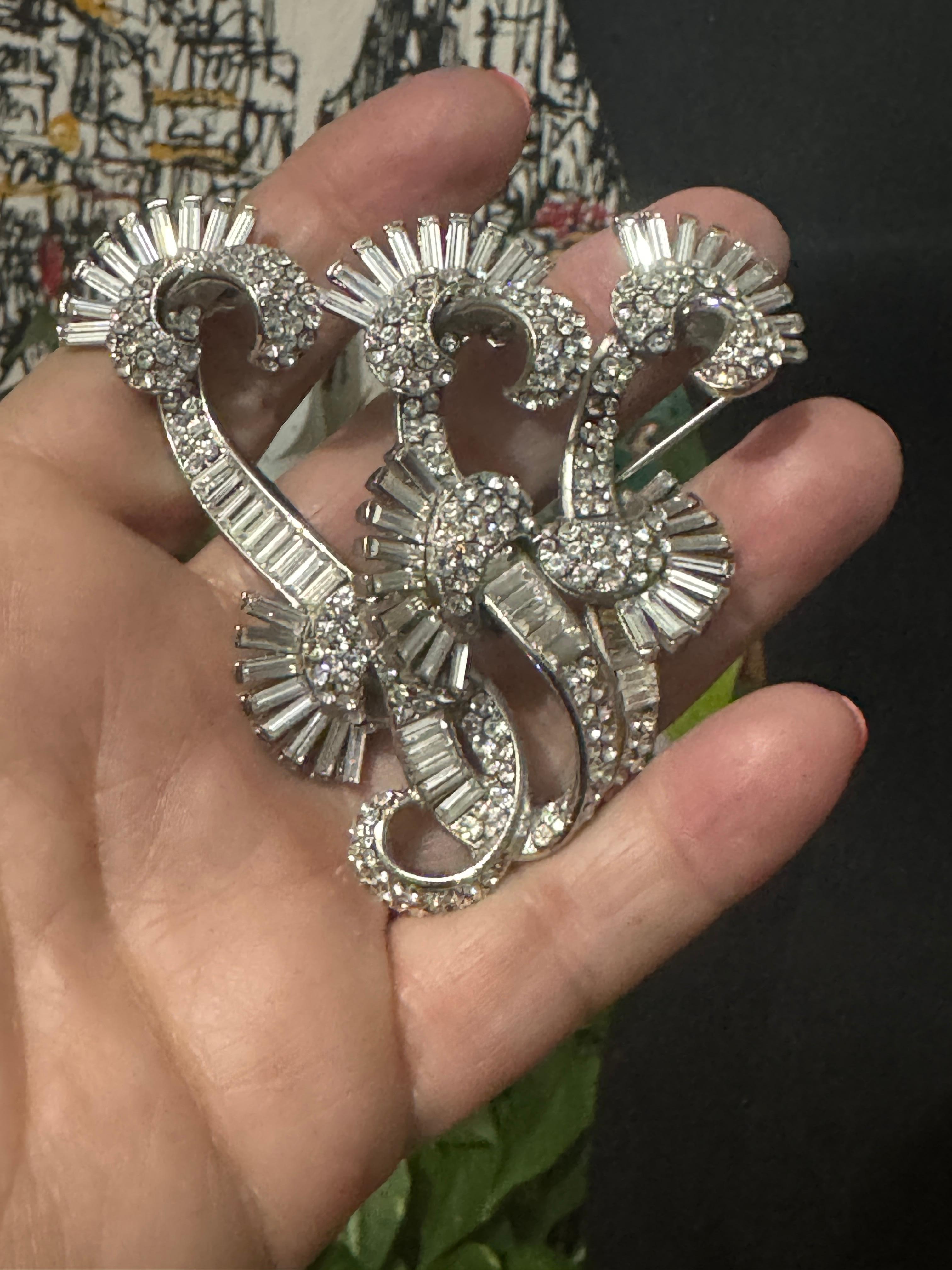 S. Barrera Spilla con tripla S in cristallo trasparente Mai indossata negli anni '80 in vendita 5