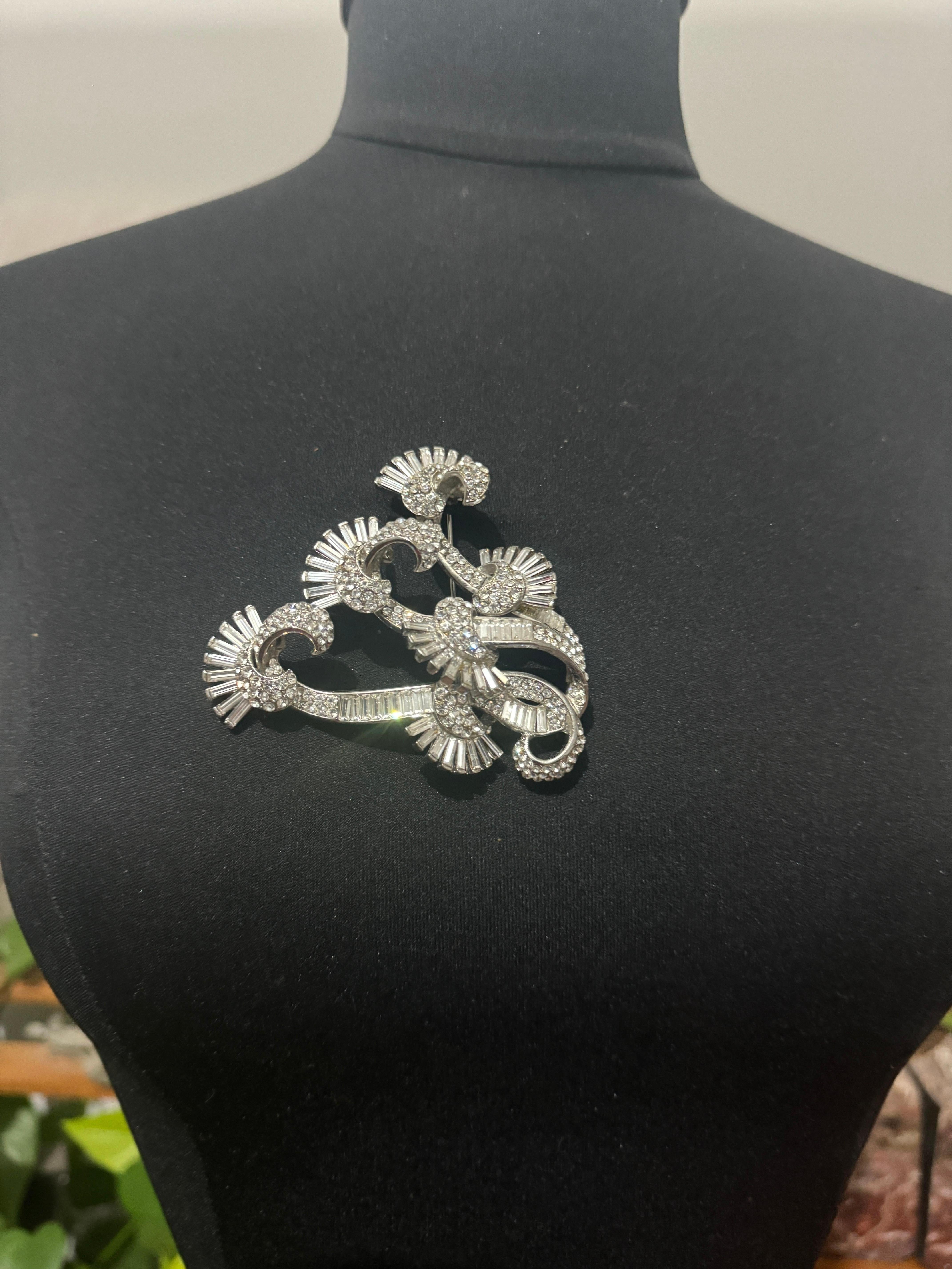 S. Barrera Spilla con tripla S in cristallo trasparente Mai indossata negli anni '80 in vendita 6