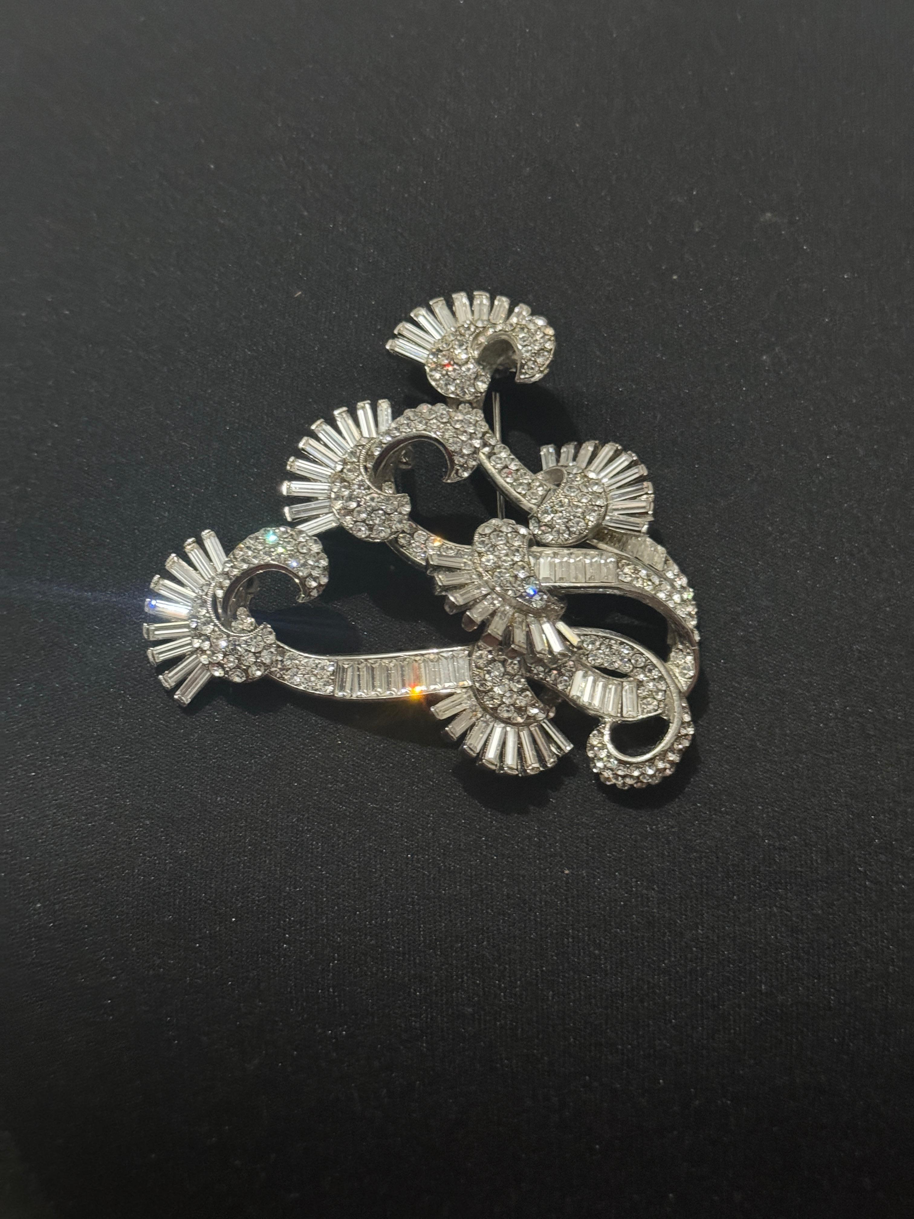 S. Barrera Spilla con tripla S in cristallo trasparente Mai indossata negli anni '80 in vendita 7