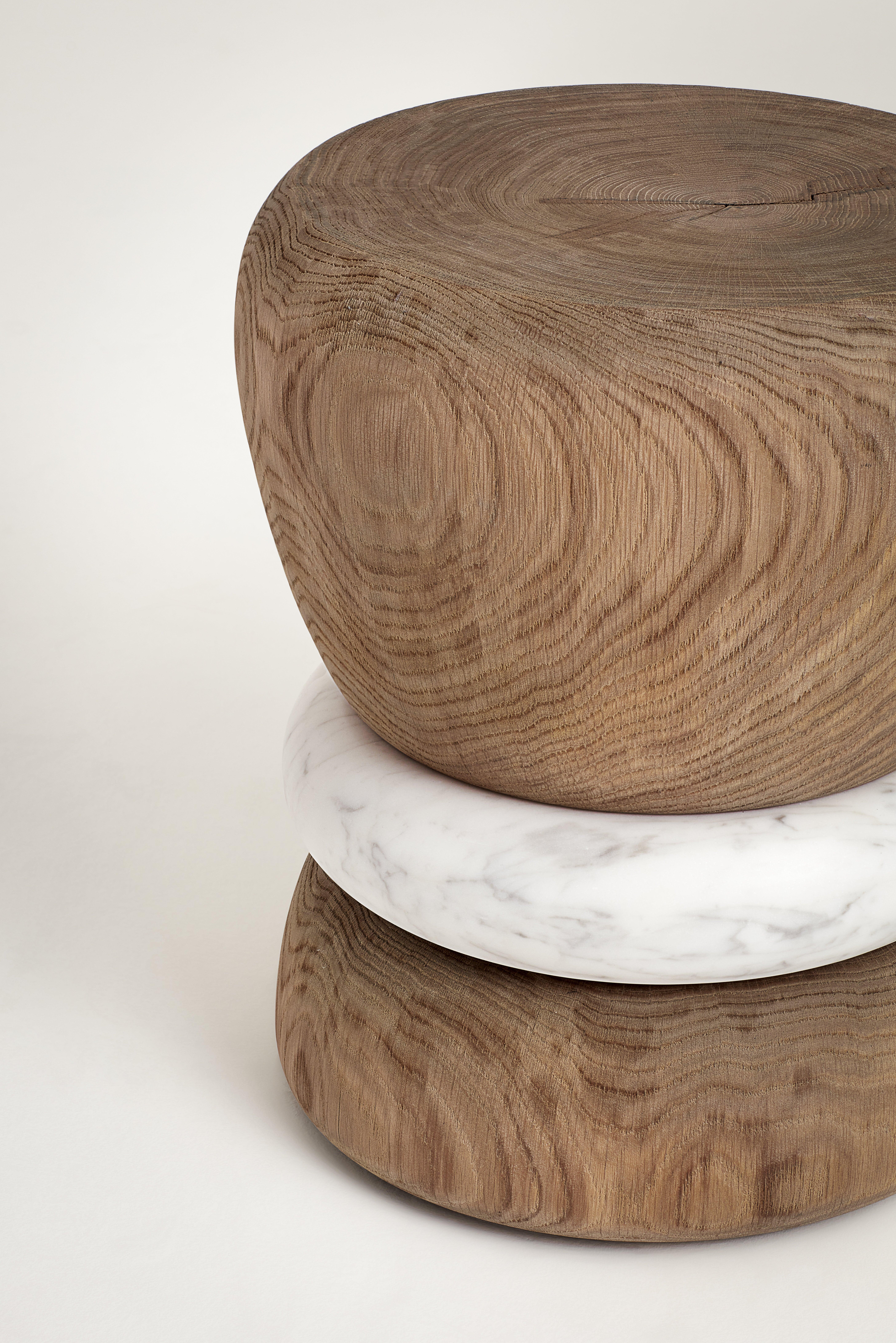 The juxtaposition of oak wood and Carrare marble in the Barri stool gives to the piece a timeless sculptural value that defies time.
