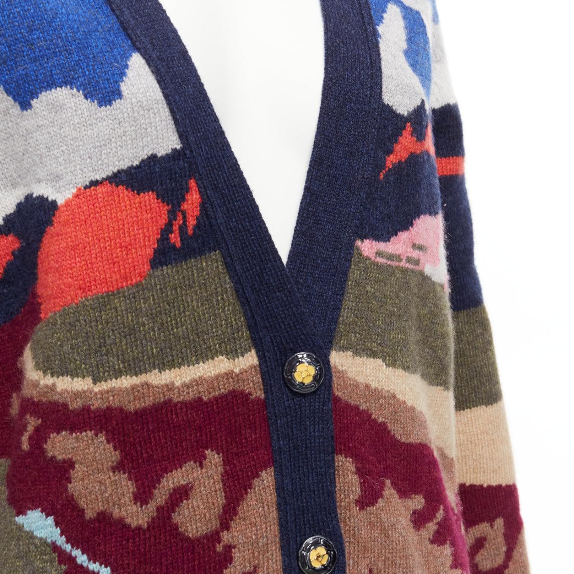 BARRIE 100% Kaschmir farbenfrohe Landschafts-Intarsien tiefe V lange S Strickjacke
Referenz: NKLL/A00160
Marke: Barrie
MATERIAL: Kaschmir
Farbe: Multicolour
Muster: Solide
Verschluss: Knopf
Zusätzliche Details: Querformatige Intarsie auch am