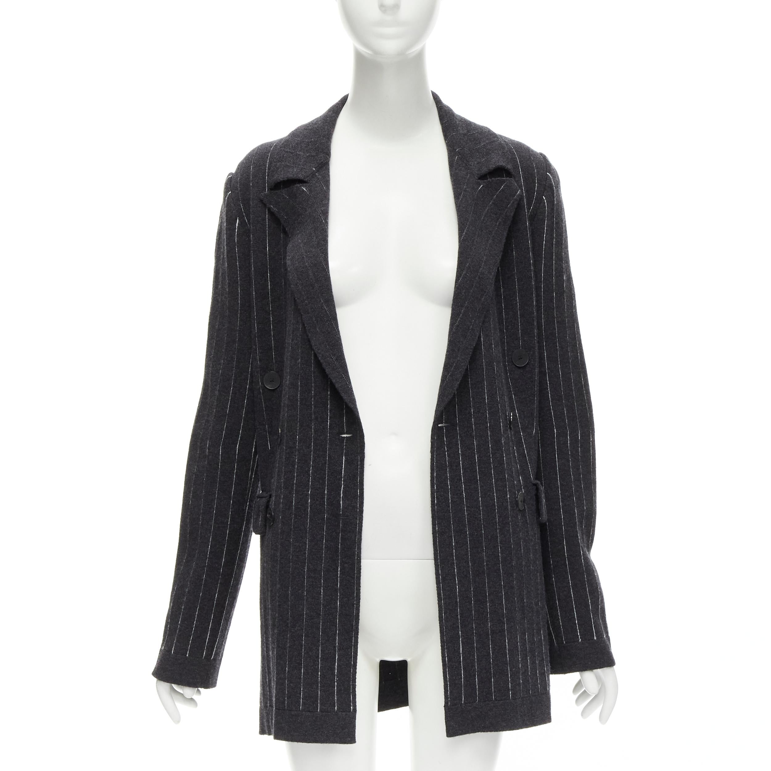 BARRIE 100% pure cashmere dark grey pinstriped double breasted blazer cardigan S
Brand: Barrie
Material: 100% Cashmere
Color: Grey
Pattern: Pinstriped
Closure: Button
Extra Detail: Spread collar. Double breasted front. Dual flap front pockets.