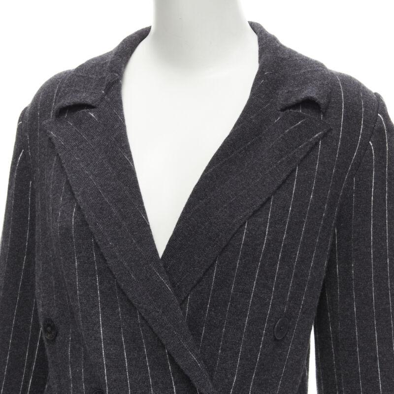 BARRIE Chaqueta blazer de doble botonadura 100% cachemira gris oscuro a rayas S
Referencia: KNLM/A00041
Marca: Barrie
Material: 100% Cachemira
Color: Gris
Patrón: A rayas
Cierre: Botón
Forro:  Sin forro
Detalles adicionales: Cuello abierto. Doble