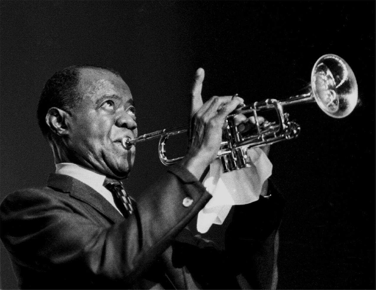 Barrie Wentzell Black and White Photograph – Louis Armstrong, Victoria Palace Theatre, London, 1968