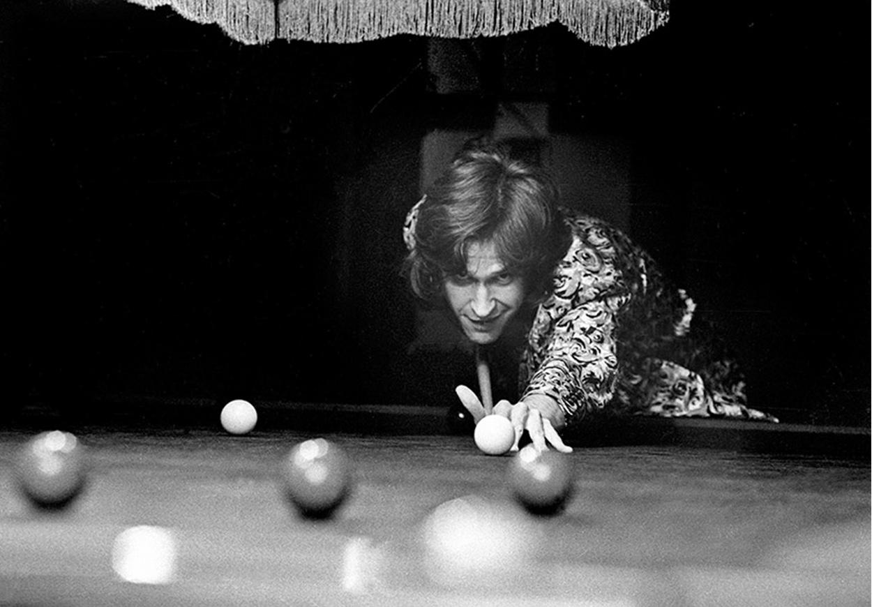 Ray Davies des Kinks par Barrie Wentzell, prise au "Konk Studio's" dans le nord de Londres lors d'une interview avec le Melody Maker en 1974.

Cette impression est disponible dans les tailles suivantes.

16" x 20" - Edition 50
20" x 24" - Edition