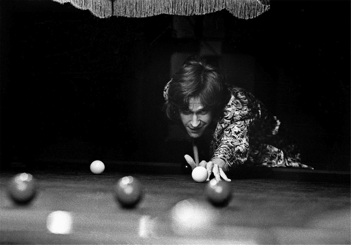 Barrie Wentzell Black and White Photograph - Ray Davies, The Kinks, 1974