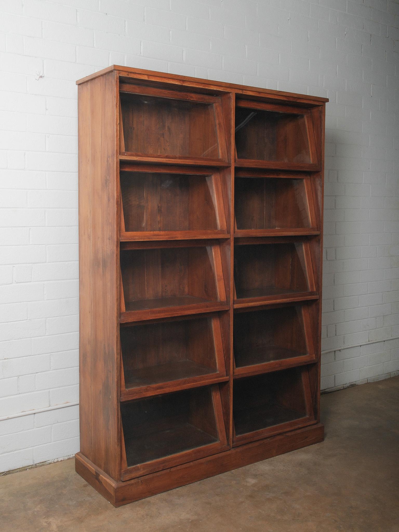 Rustique Armoire à glace en bois style avocat en vente