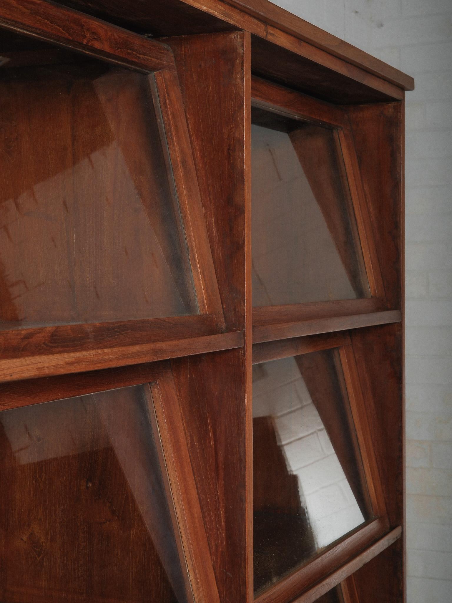 Armoire à glace en bois style avocat Bon état - En vente à High Point, NC