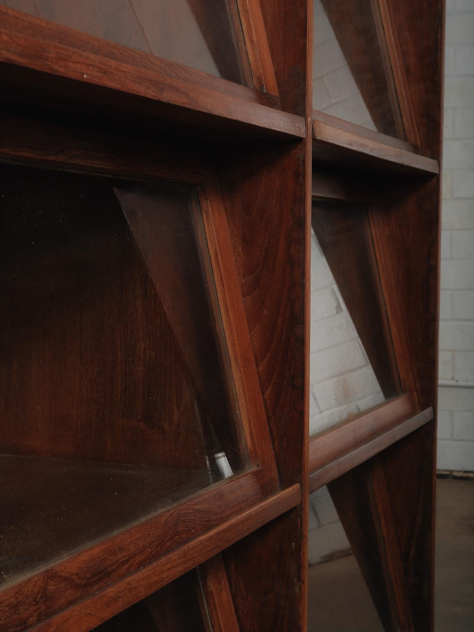 20ième siècle Armoire à glace en bois style avocat en vente