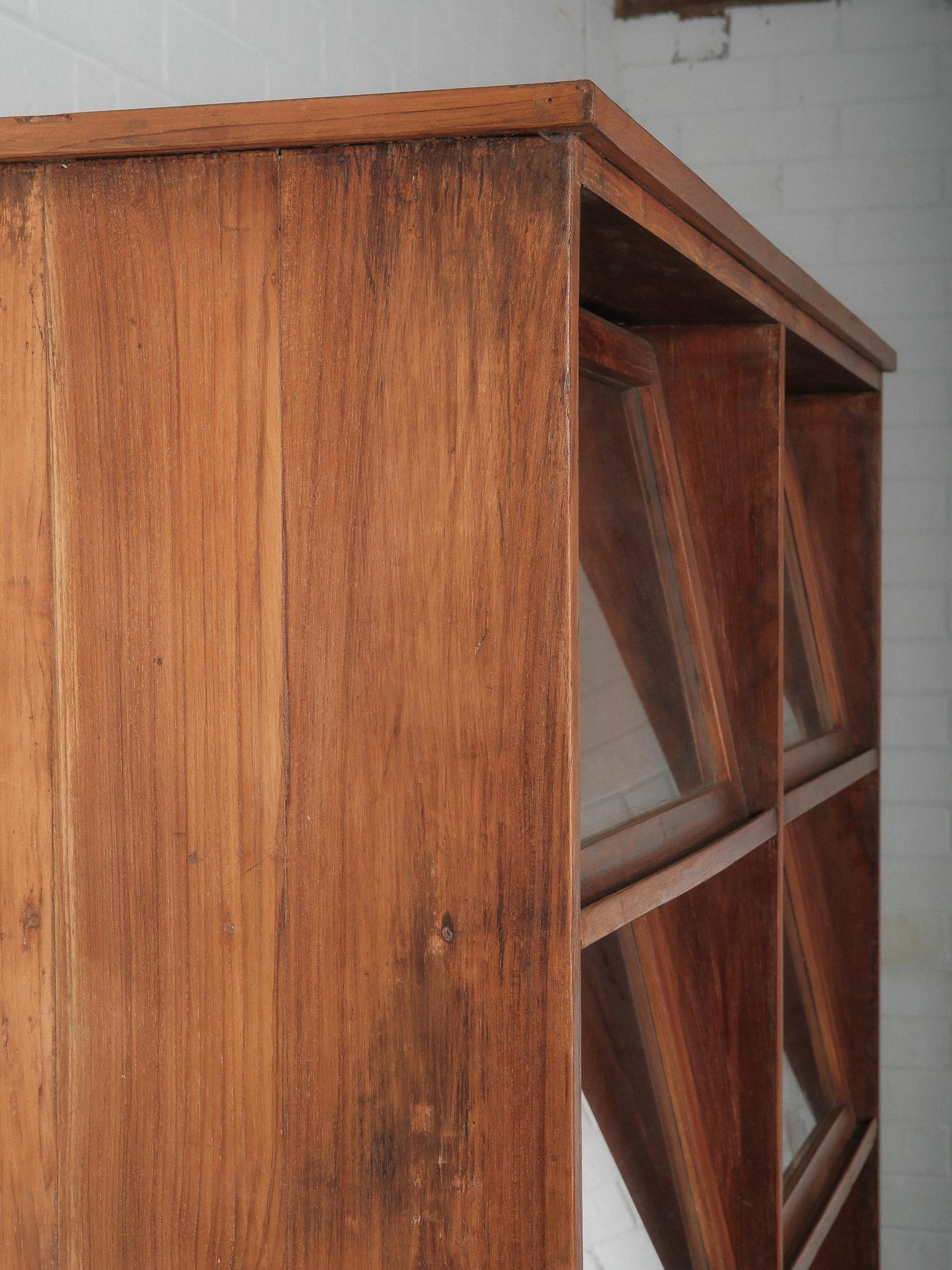 Armoire à glace en bois style avocat en vente 1