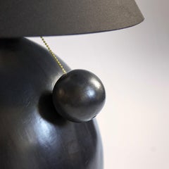 Schwarze Keramik-Tischlampe  Schwarzer Leinenschirm und Ball and Ball Pull, Barro Bruñido