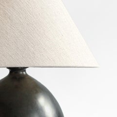 Lampe de table en céramique noire  Abat-jour en lin avoine, Barro Bruñido