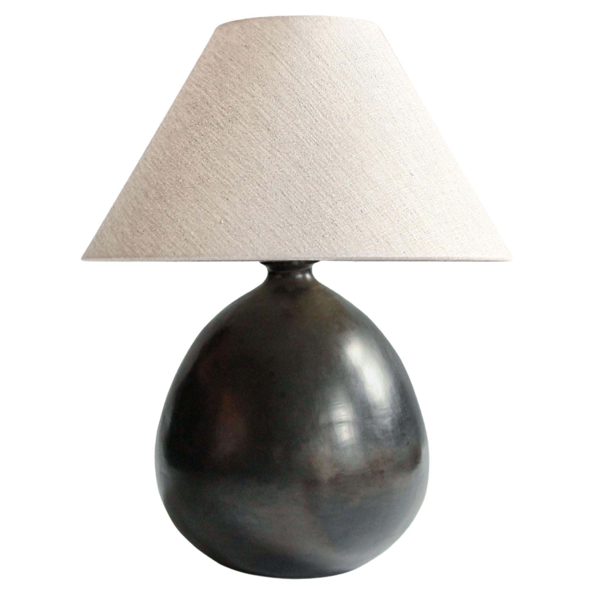 Lampada da tavolo in ceramica nera  Paralume in lino color avena, Barro Bruñido