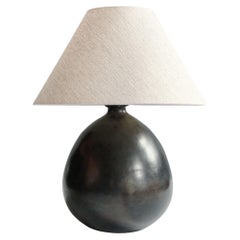 Lampe de table en céramique noire  Abat-jour en lin avoine, Barro Bruñido