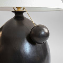 Lampe de table en céramique noire  Abat-jour en lin blanc et tirette Ball and Ball, Barro Bruñido