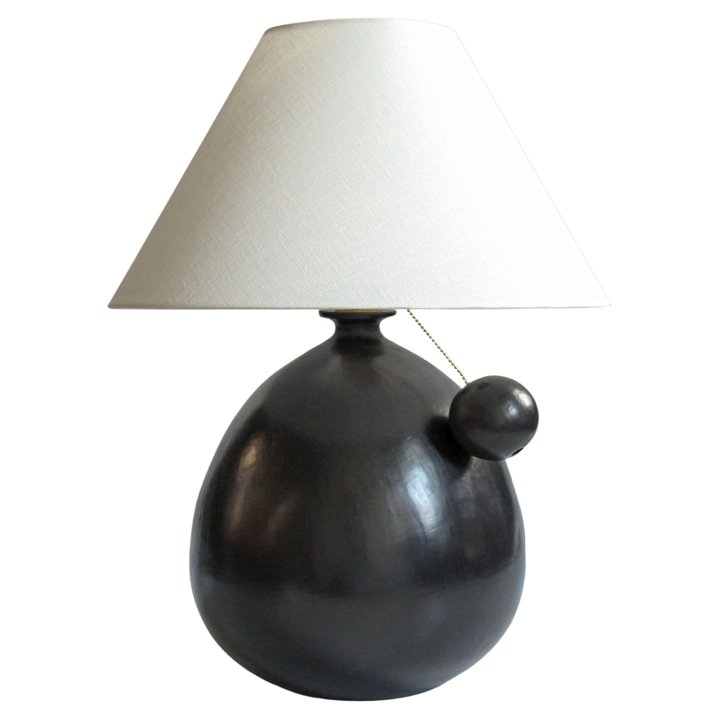 Lampe de table en céramique noire  Abat-jour en lin blanc et tirette Ball and Ball, Barro Bruñido