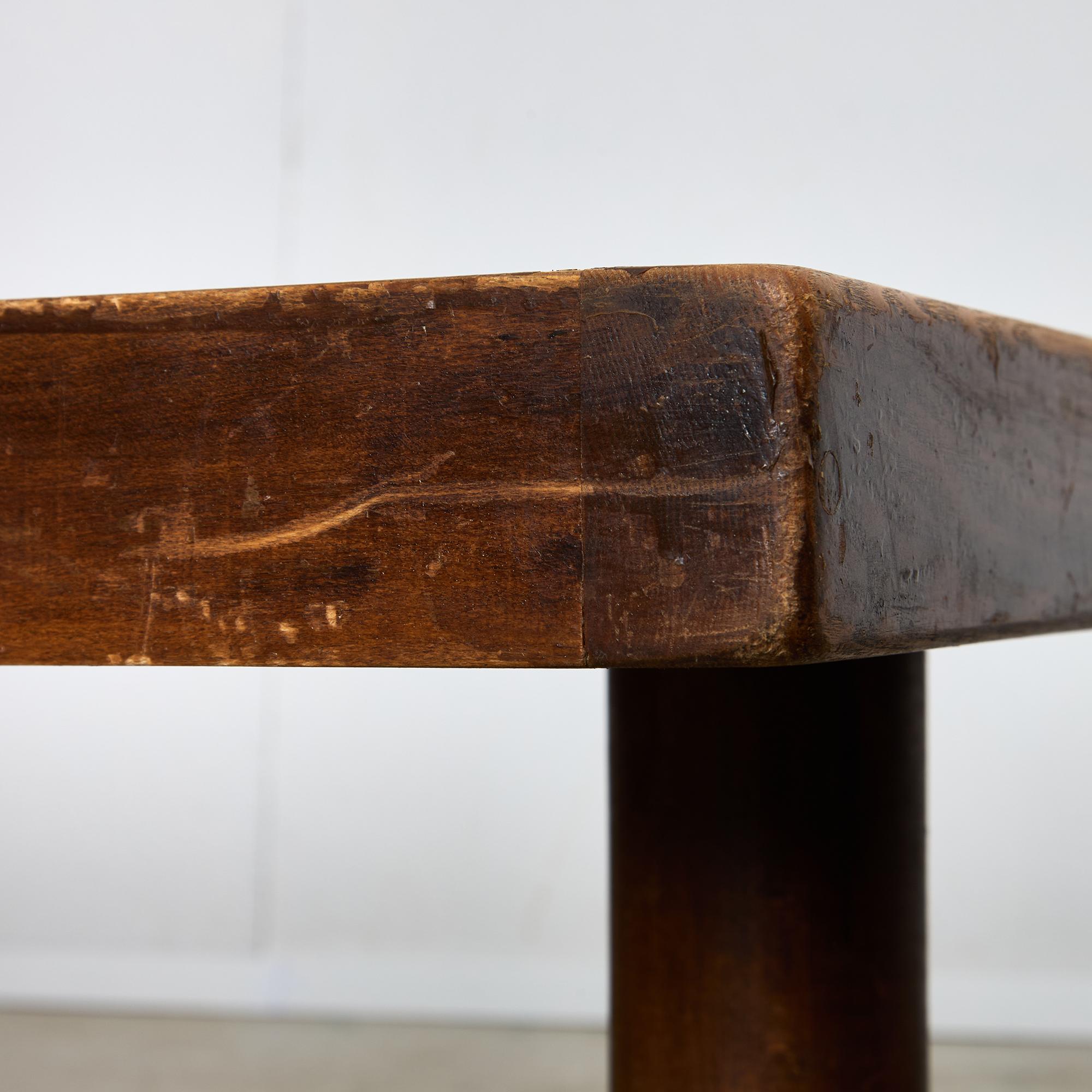 Voici une superbe table en céramique Barrois, ornée de motifs floraux complexes et complétée par un cadre en bois de chêne. Cette pièce distinctive présente un plateau de table incliné, offrant une silhouette non conventionnelle qui ne manquera pas