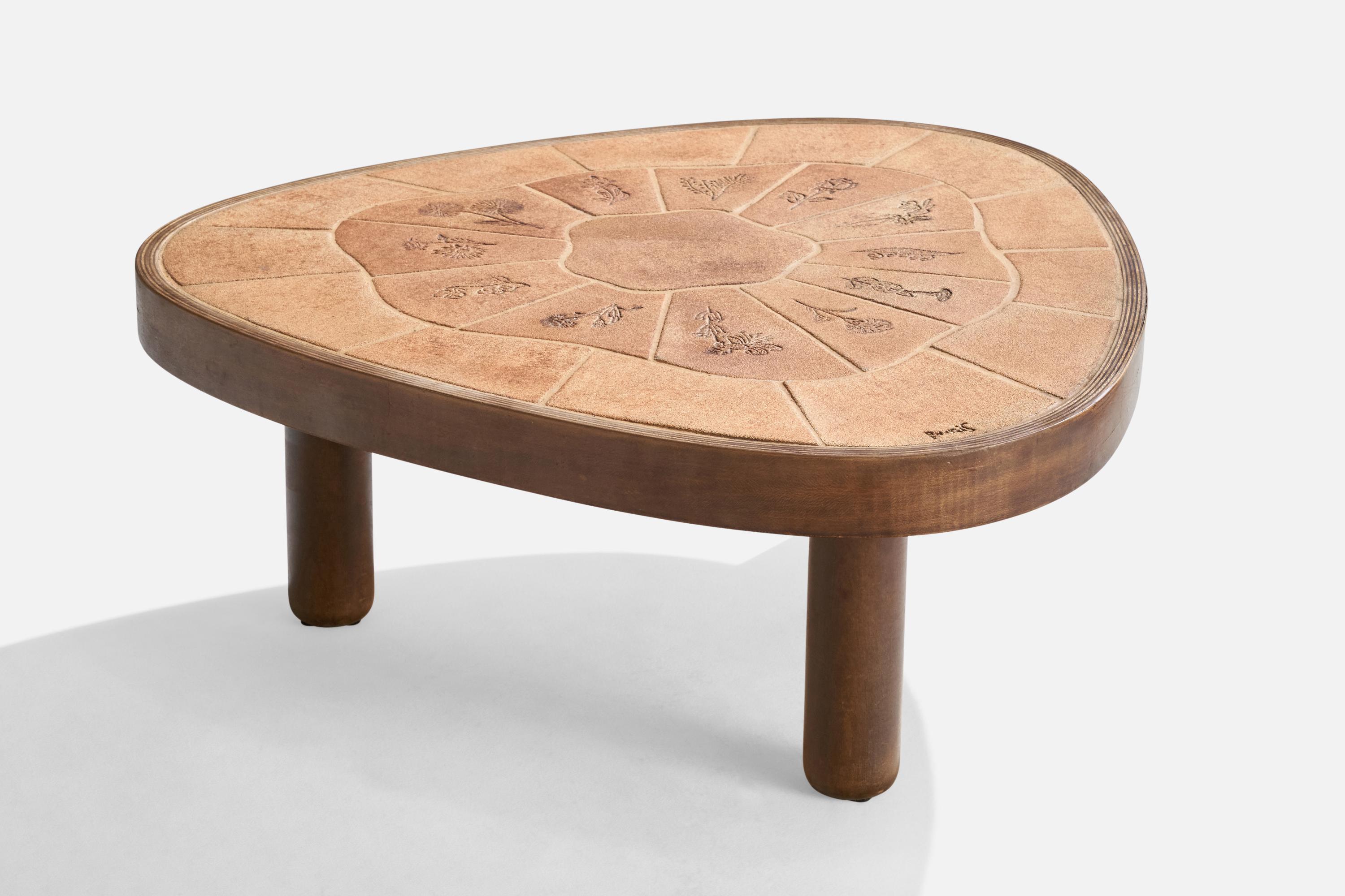 Table basse en chêne teinté foncé et carreaux de céramique émaillée produite par Barrois pour Vallouris, France, C.C.