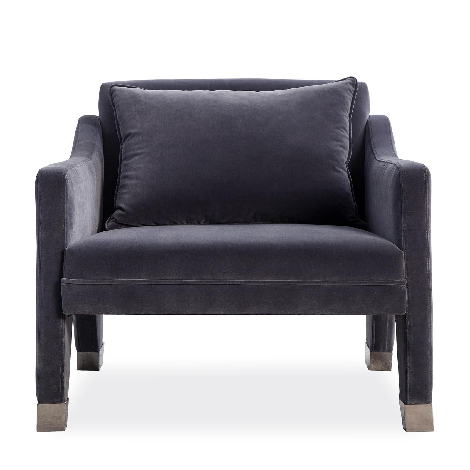 Armchair barry with structure in solid poplar wood,
upholstered and covered with faded blue velvet 
fabric. With stainless steel feet.