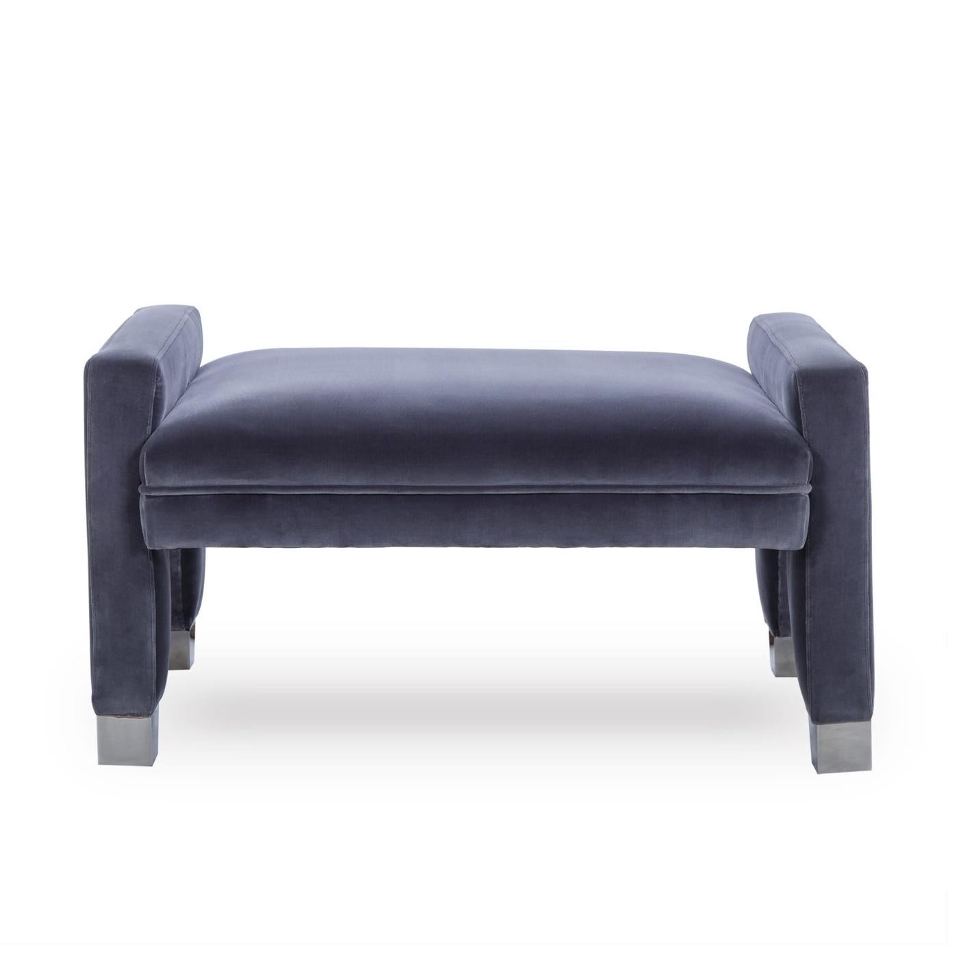 Bench Barry with structure in solid poplar
wood, upholstered and covered with faded
blue velvet fabric. With stainless steel feet.