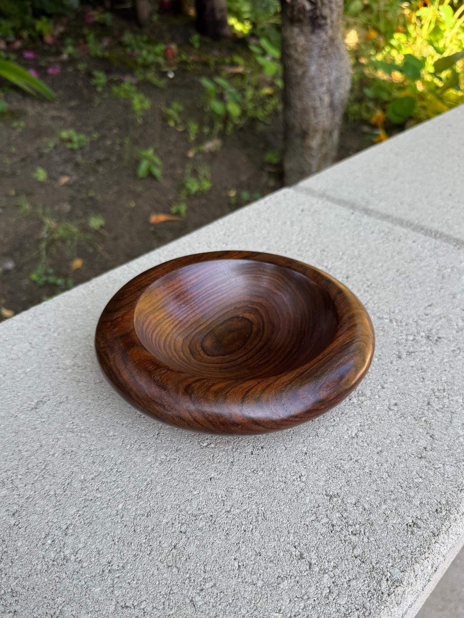 Ciotola in legno massiccio di cocobolo firmata Barry Biesanz, Costa Rica, 2000.