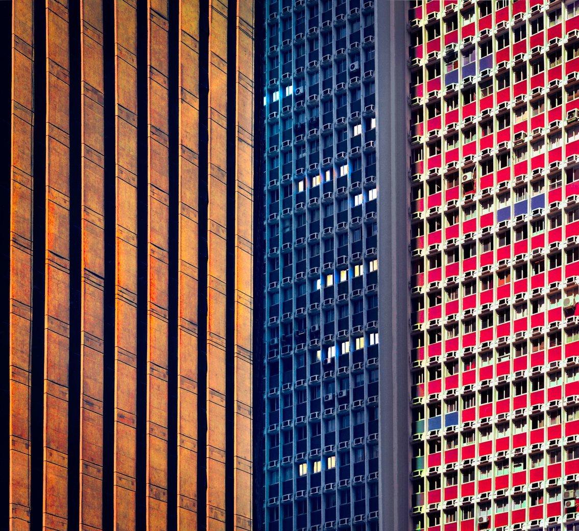 Hochhaus in Singapur
-
Das gemeinschaftliche Wohnen in Hochhäusern wurde einst als ein großer Fortschritt für die Menschheit angesehen.  Cawstons Tenement-Serie fängt das Individuum innerhalb des Kollektivs ein.  Durch die Konzentration auf die sich