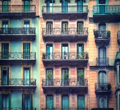 14 Flats in Barcelona von Barry Cawston. 90 x 82,5cm Foto mit Acryl-Gesichtshalterung
