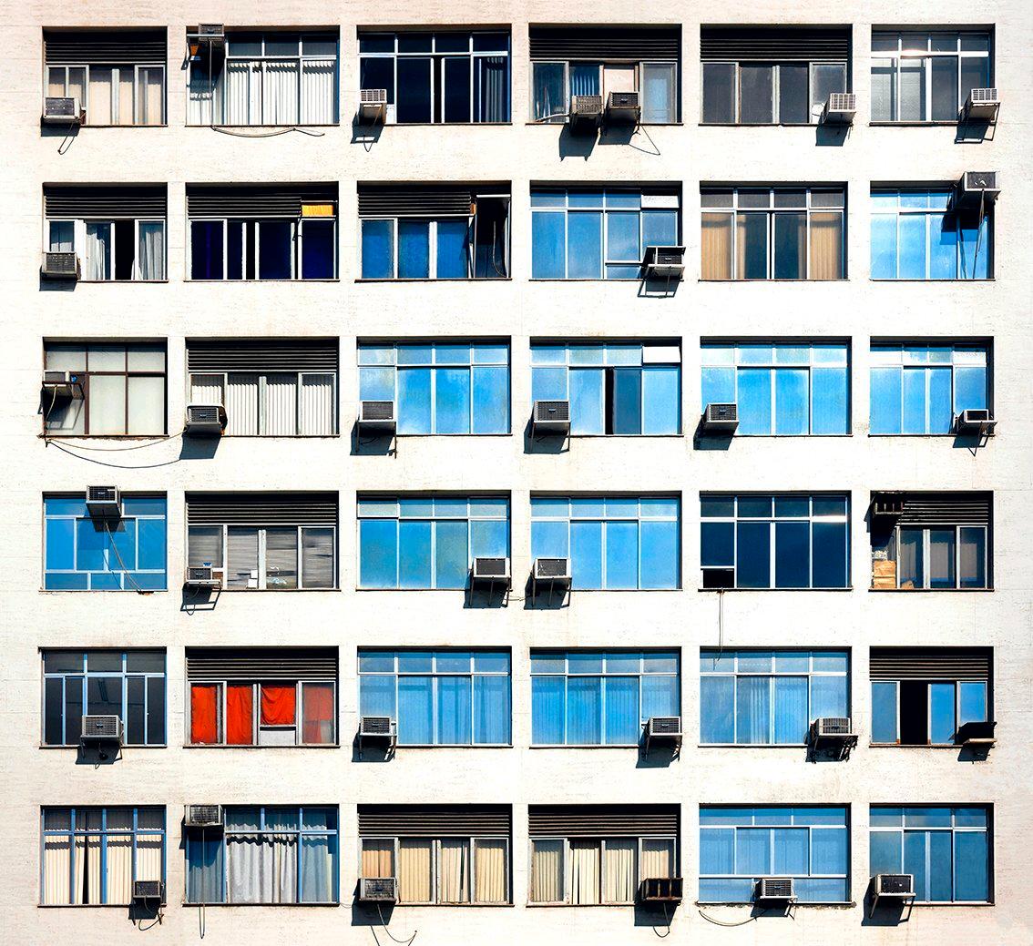 Struttura e astrazione
–
Un tempo la vita in comune nei grattacieli era vista come un grande passo avanti per l'umanità.  La serie Tenement di Cawston cattura l'individuo all'interno della collettività.  Concentrandosi sulla struttura ripetitiva,
