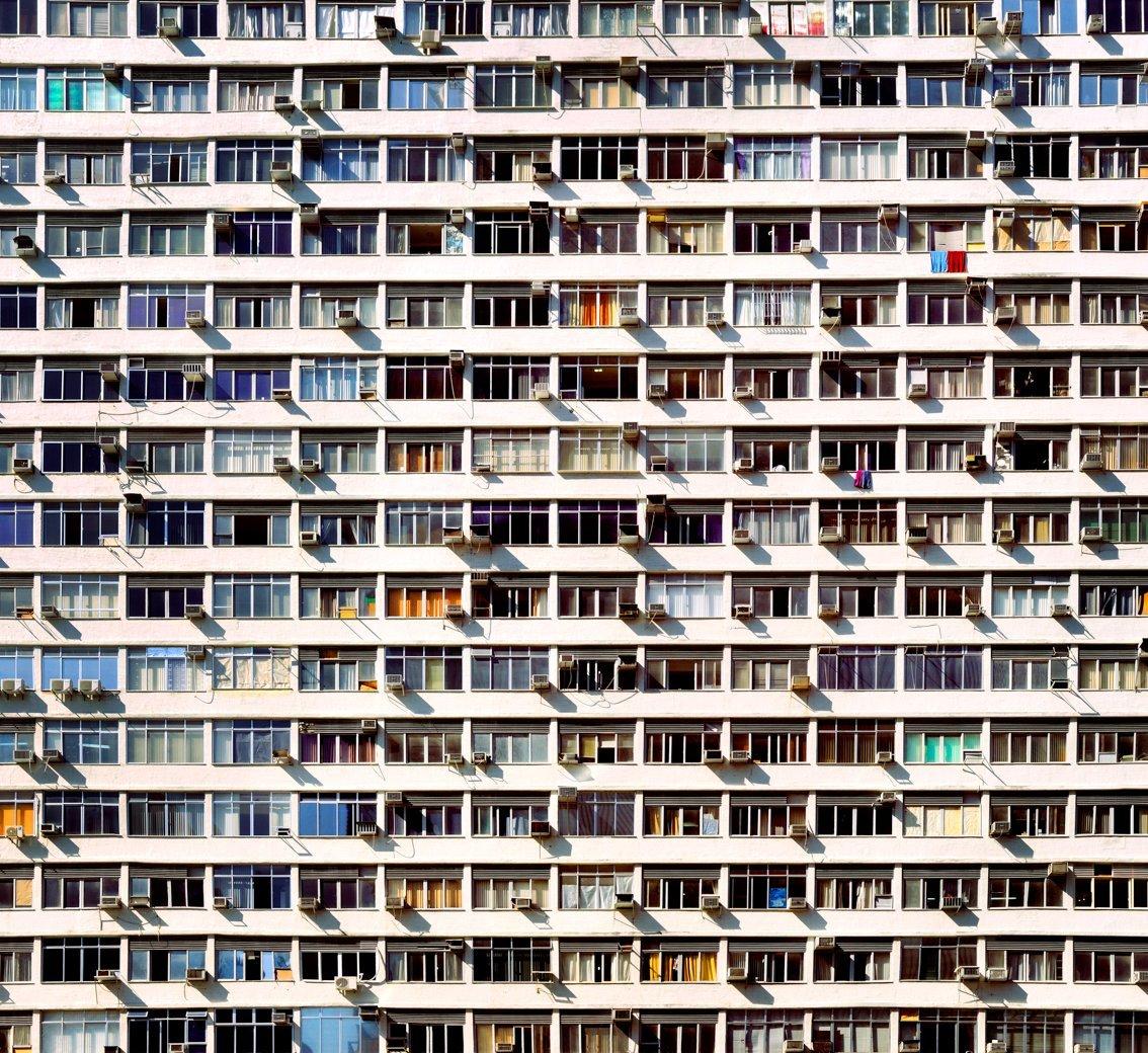 Hochhäuser in Rio de Janeiro, die alle mit den allgegenwärtigen Klimaanlagen ausgestattet sind.  195 Fenster zum Leben in Rio.
-
Das gemeinschaftliche Wohnen in Hochhäusern wurde einst als ein großer Fortschritt für die Menschheit angesehen. 