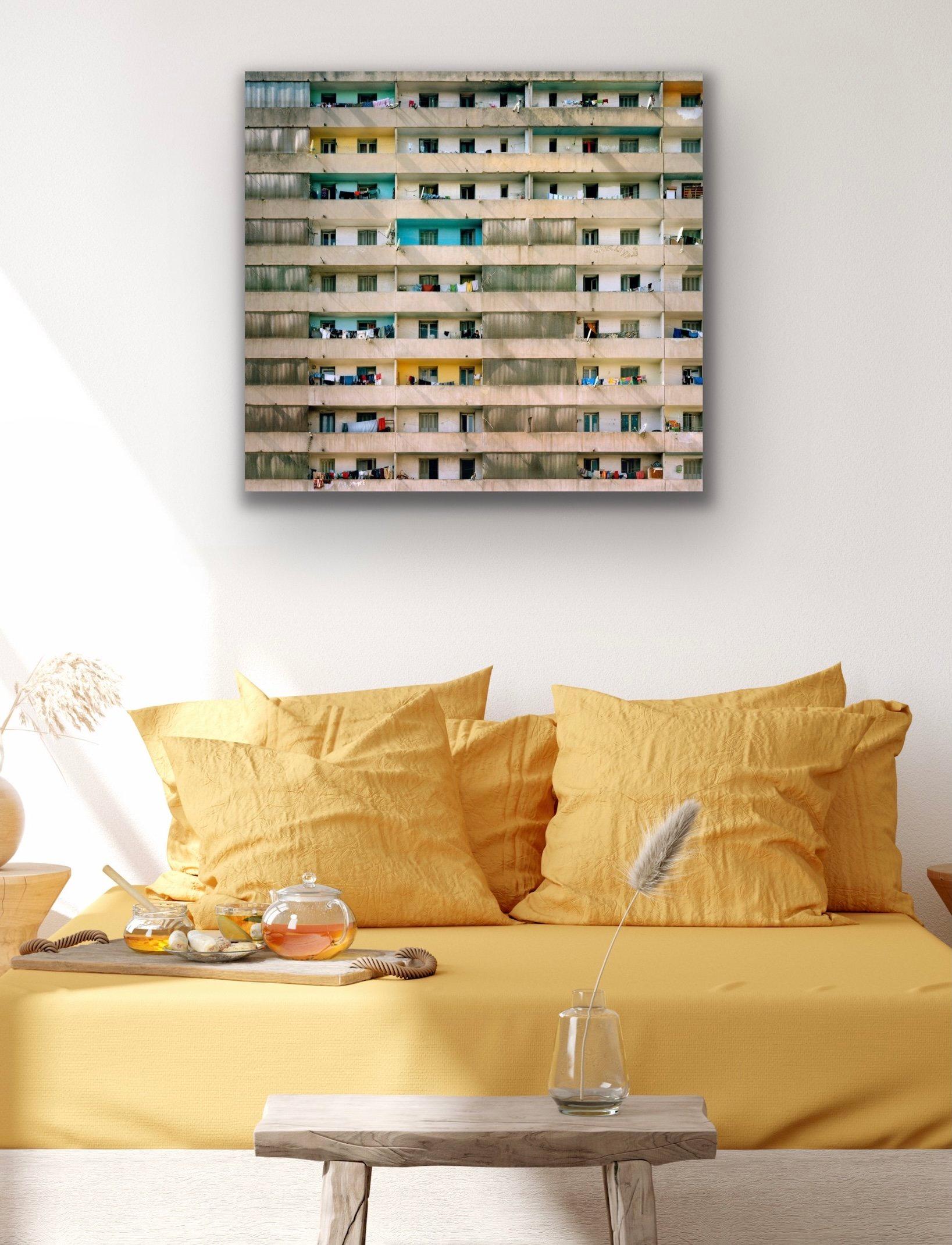36 Flats-Marseilles von Barry Cawston 90x82cm C-Typ-Druck mit Acryl-Fußbeschlägen im Angebot 1