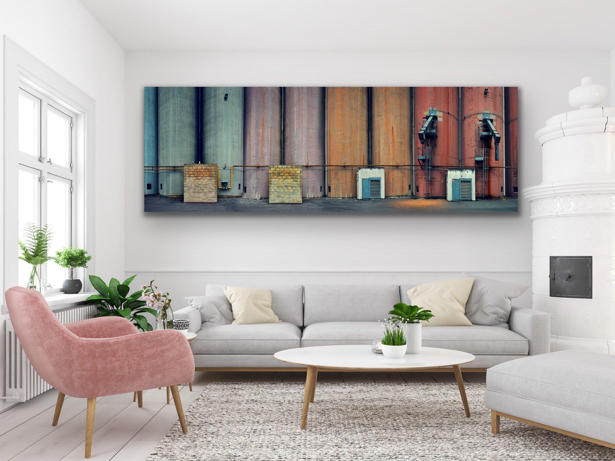 Coloured Silos von Barry Cawston 150 cm breiter Panoramablick mit Acryl-Gesichtshalterung im Angebot 1