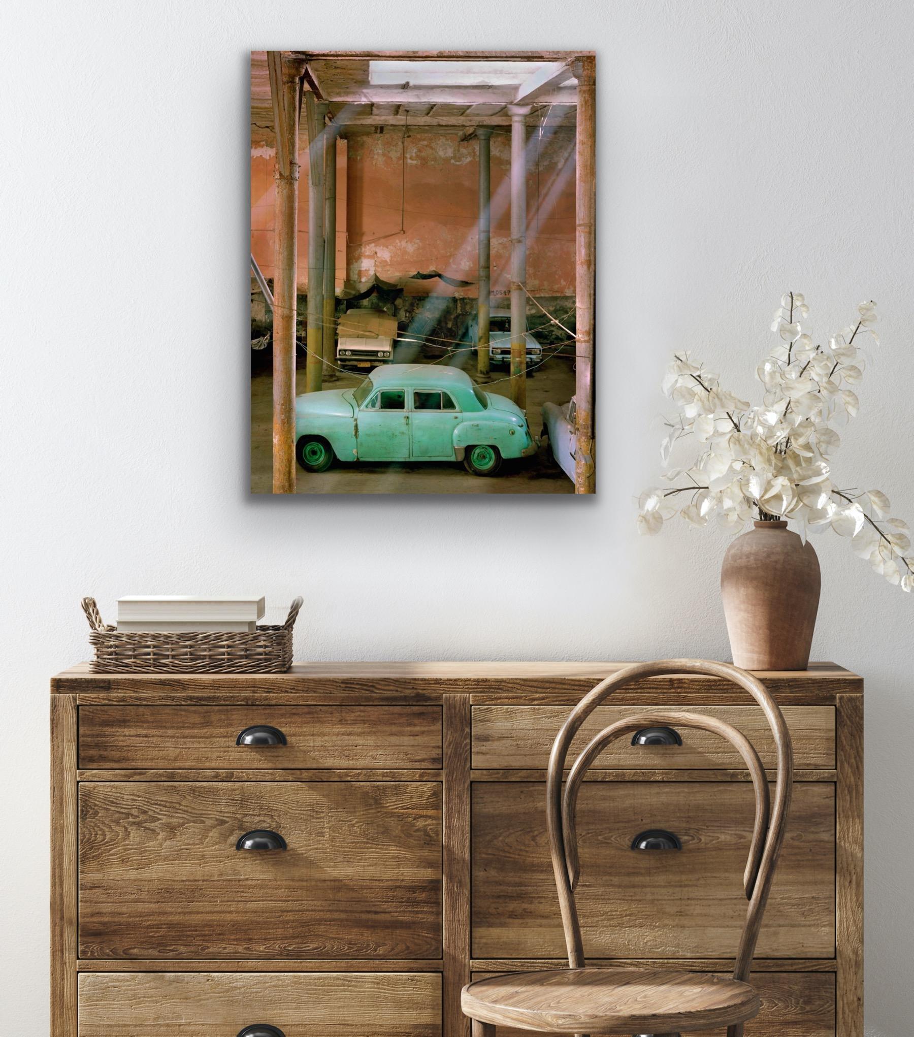 Coche cubano de Barry Cawston. Fotografía en color de un coche iluminado por la luz del sol en venta 2