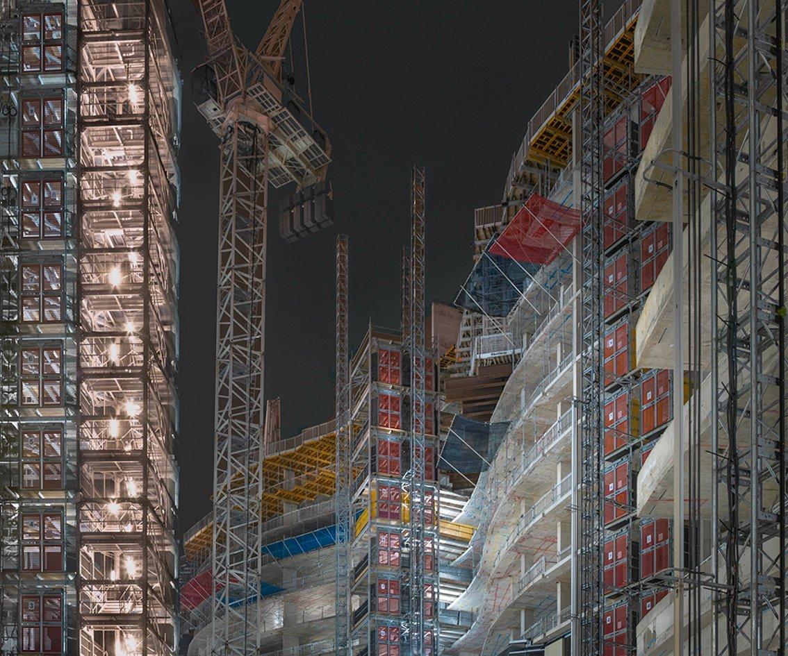Im Schatten der Battersea Park Power Station entstehen neue Gebäude, die dem Verfall entrissen wurden. 
-
Cawstons Concrete Jungle ist keine Vision der Ultramoderne, von geordneten Wolkenkratzern mit komfortablen Innenräumen.  Vielmehr handelt es