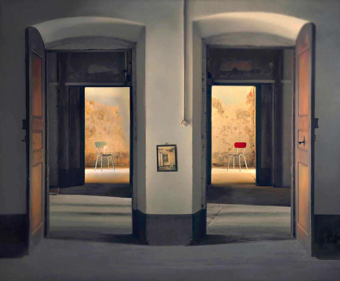 Un'immagine da contemplare...  a scelta tra rosso e blu...  una conversazione in attesa di accadere o un lungo passato....  un viaggio verso la luce o verso l'incarcerazione
–
La serie Spaces in Between si è sviluppata dopo aver visitato Napoli in