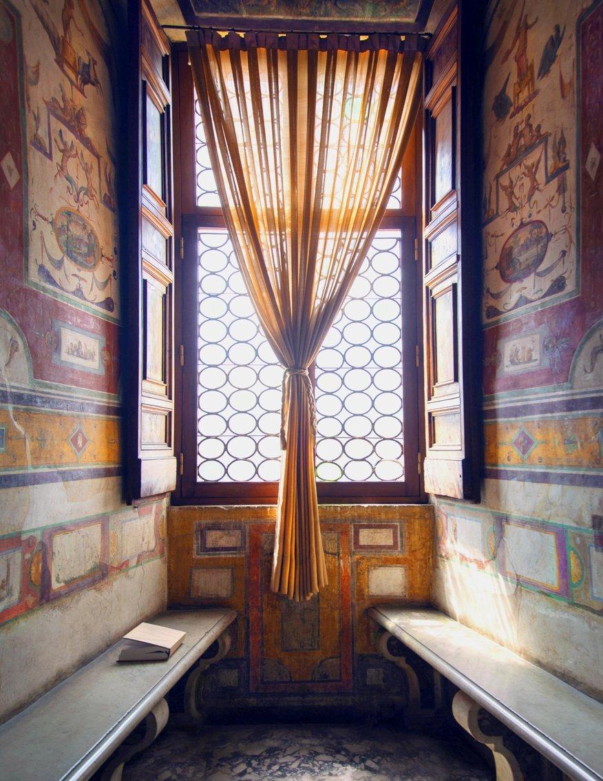 Licht strömt durch ein Fenster  die eine Nische im Hadrianspalast in Rom beleuchtet.  Ein Ort, an dem man vielleicht über einem Buch meditiert oder seine Gedanken in einem Tagebuch festhält
-
Die Serie "Spaces in Between" entstand aus Besuchen in