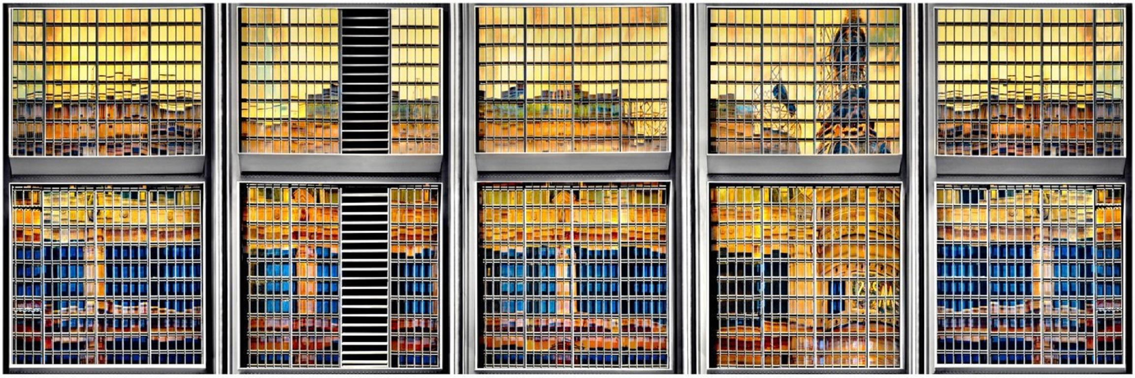 El pasado renace en lo moderno... la Ópera de París reflejada en uno de los grandes almacenes más antiguos del mundo.

–
La serie Espacios intermedios surgió de las visitas a Nápoles (Italia) y La Habana (Cuba), dos ciudades cuyas glorias pasadas