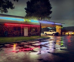 Midnight Motel von Barry Cawston. 90 x 75cm C-Typ-Foto. Acryl-Fronthalterung