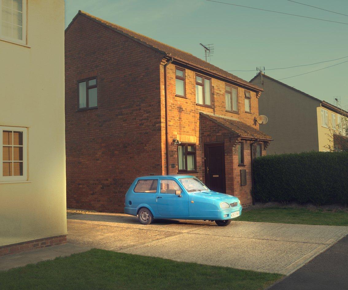 Reliant Robin in blau
-
Cawstons Concrete Jungle ist keine Vision der Ultramoderne, von geordneten Wolkenkratzern mit komfortablen Innenräumen.  Vielmehr handelt es sich um eine postmoderne Welt im Stil von Blade Runneres, in der der Prozess des