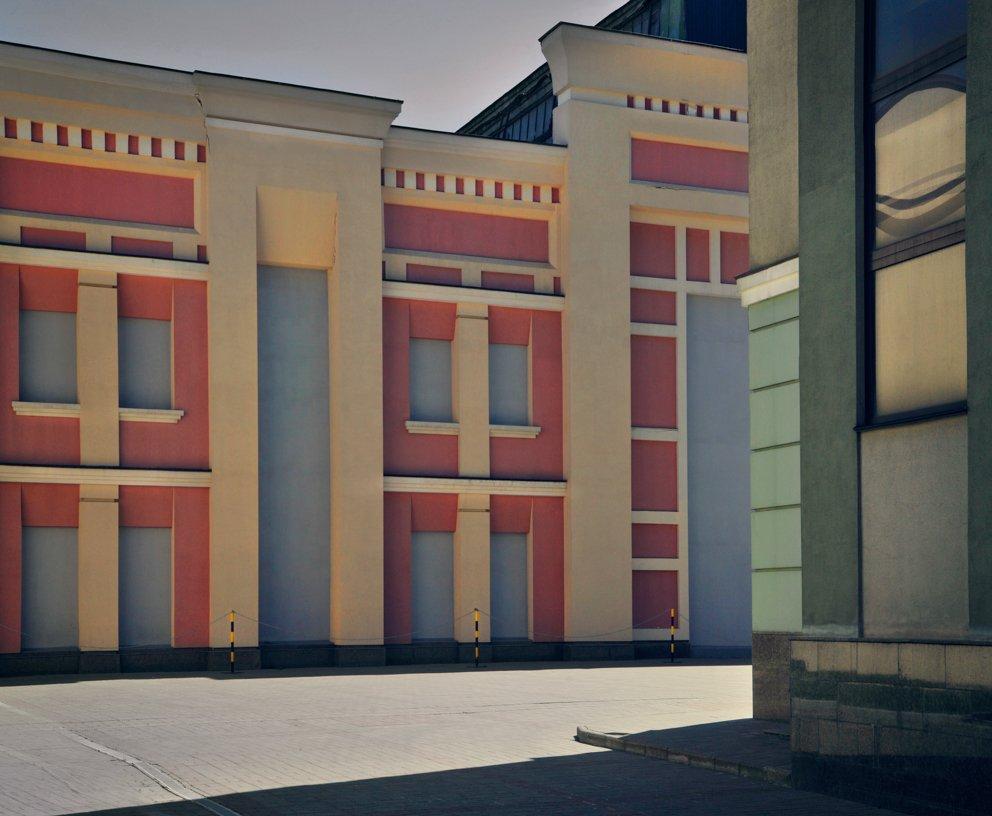 Ein Bild der Leere, Babylon...
-
Cawstons Concrete Jungle ist keine Vision der Ultramoderne, von geordneten Wolkenkratzern mit komfortablen Innenräumen.  Vielmehr handelt es sich um eine postmoderne Welt im Stil von Blade Runneres, in der der