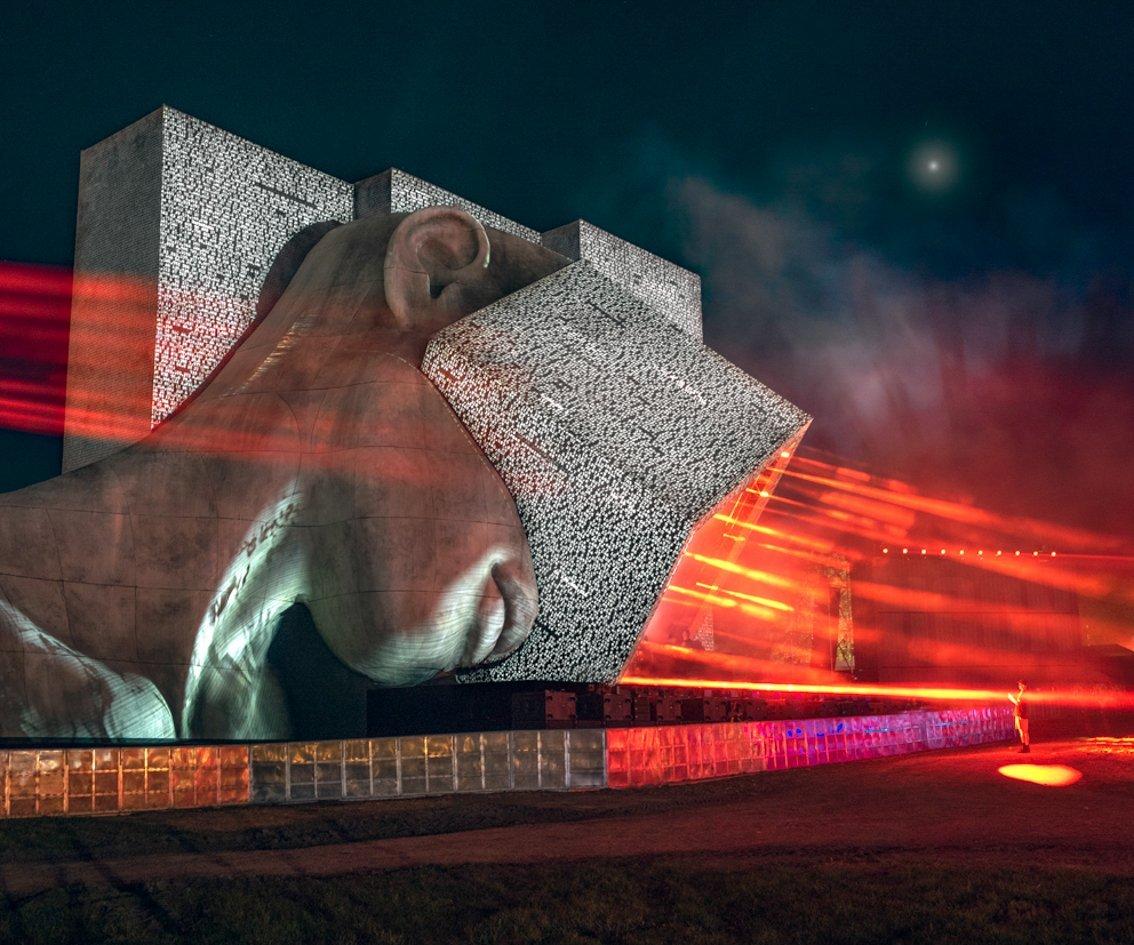 Ein riesiger Kopf mit einem VR-Headset wird als neue Bühne auf dem Glastonbury Festival installiert.
-
Cawstons Concrete Jungle ist keine Vision der Ultramoderne, von geordneten Wolkenkratzern mit komfortablen Innenräumen.  Vielmehr handelt es sich