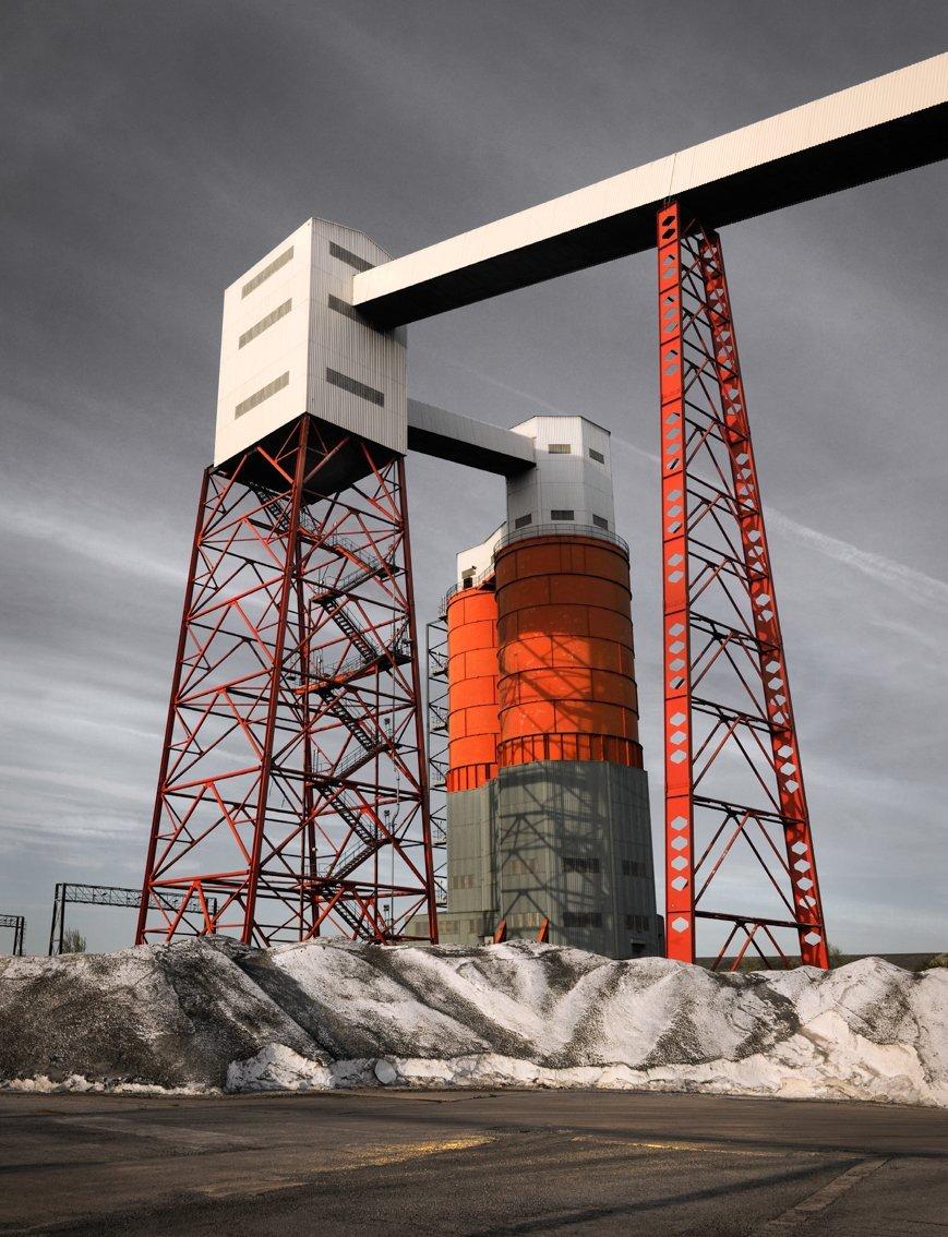 Weltraumzeitalter-Runge oder uralte Fabrik...
-
Cawstons Concrete Jungle ist keine Vision der Ultramoderne, von geordneten Wolkenkratzern mit komfortablen Innenräumen.  Vielmehr handelt es sich um eine postmoderne Welt im Stil von Blade Runneres, in