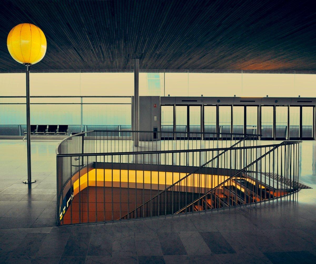 New Age Design im Flughafen Charles de Gaulle.
-
Die Serie "Spaces in Between" entstand aus Besuchen in Neapel (Italien) und Havanna (Kuba), zwei Städten, deren vergangener Ruhm von einer verblassten Grandeur durchdrungen ist.  Cawstons Suche nach
